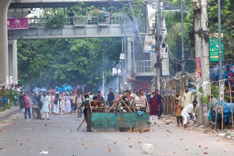 Manifestantes se enfrentan con la policía en Daca, Bangladés, el 19 de julio de 2024 (-)