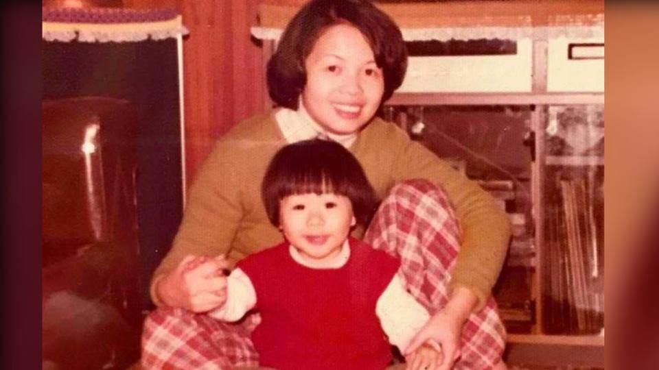 阿信曾在2017年生日時PO出小時候和媽媽的合照。（圖／翻攝自五月天 阿信臉書）