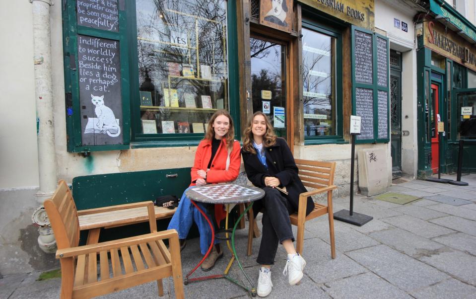 American tourists Abbey Hurt and Gabrielle Fjellman describe Paris as a romantic city