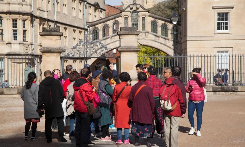 A walking tour in Oxford, with the bridge of sighs in the background