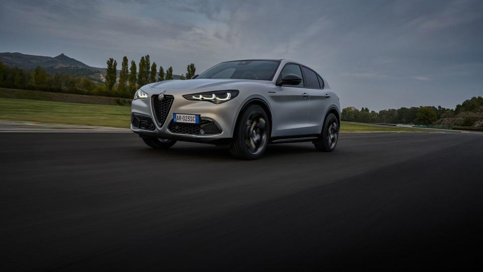 2024 alfa romeo stelvio competizione european spec front dynamic in moonlight gray matte