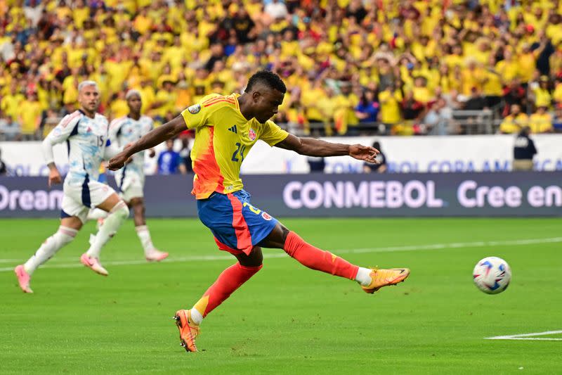 Jhon Córdoba impacta el balón para anotar el tercer gol en el triunfo de Colombia sobre Costa Rica en la Copa América