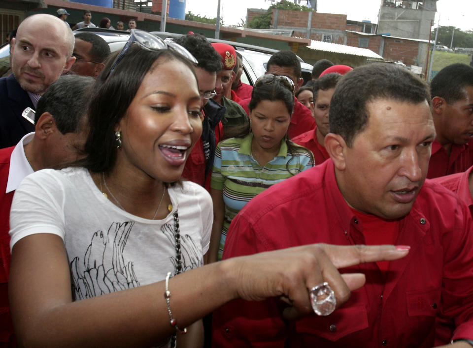 Chávez junto a Naomi Campbell, en una visita a un suburbio de Caracas, en octubre del 2007. Durante meses se rumoró sobre una presunta relación entre los dos. Tras su visita a Venezuela, Campbell afirmó en una entrevista: ''el presidente no es un gorila, es más bien un toro''. AP Photo/Howard Yanes