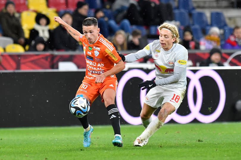 Donis Avdijaj of Hartberg and Mads Bidstrup of Salzburg during the Admiral Bundesliga match between FC Red Bull Salzburg and TSV Egger Glas Hartbeg