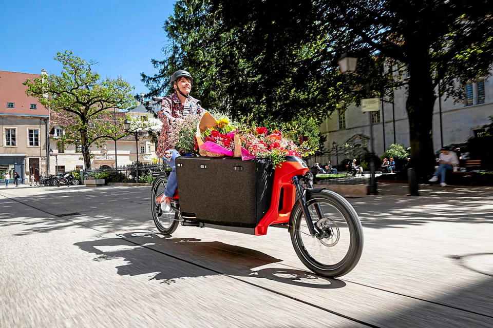 Parfaits pour évoluer dans le trafic et les rues étroites des centres-villes, les vélos-cargos peuvent à certaines conditions emprunter les voies cyclables.  - Credit:DR