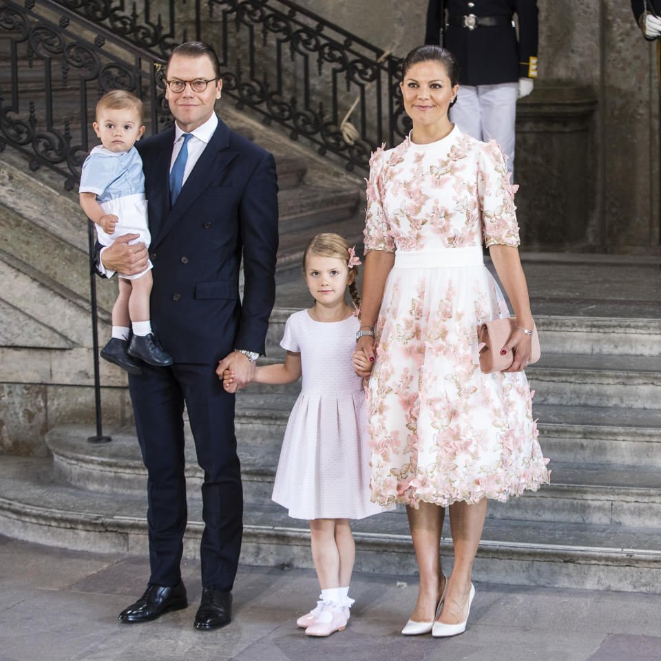 <p>Wie die Mutter, so die Tochter: Prinzessin Estelle von Schweden hat ihr Outfit perfekt auf das ihrer Mama Victoria abgestimmt. Ein royaler Partnerlook der Sonderklasse! (Bild: Getty Images) </p>