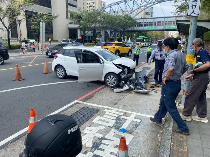 台南一名7旬老翁疑似因頭暈踩錯油門，撞倒成大醫院外的圍牆。翻攝自記者爆料網