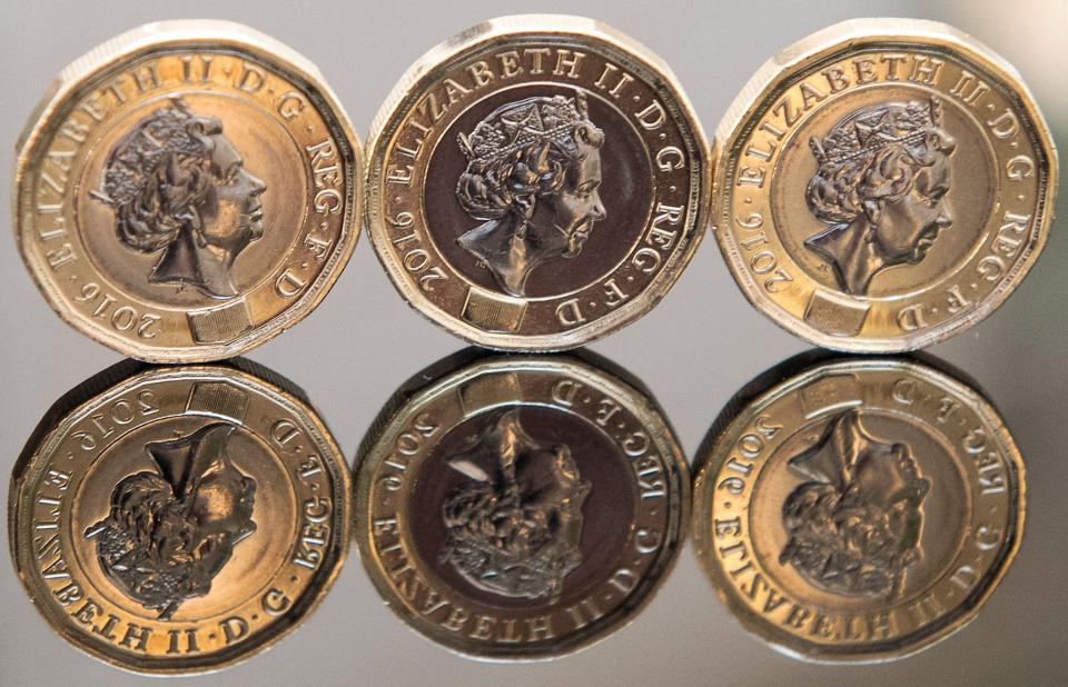 Des pièces de £1 à l'effigie de la reine Elizabeth II, à Londres, le 28 mars 2017 - Justin TALLIS / AFP