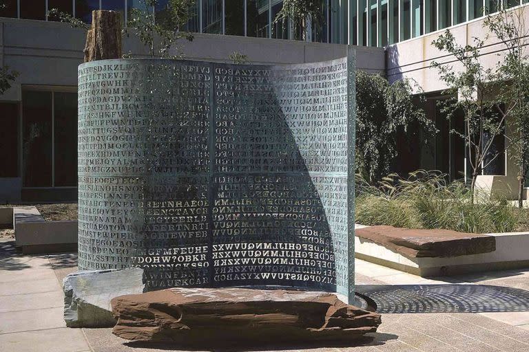 Kryptos está instalado en el patio de la sede de la CIA en Langley, ciudad del estado de Virginia, en los Estados Unidos