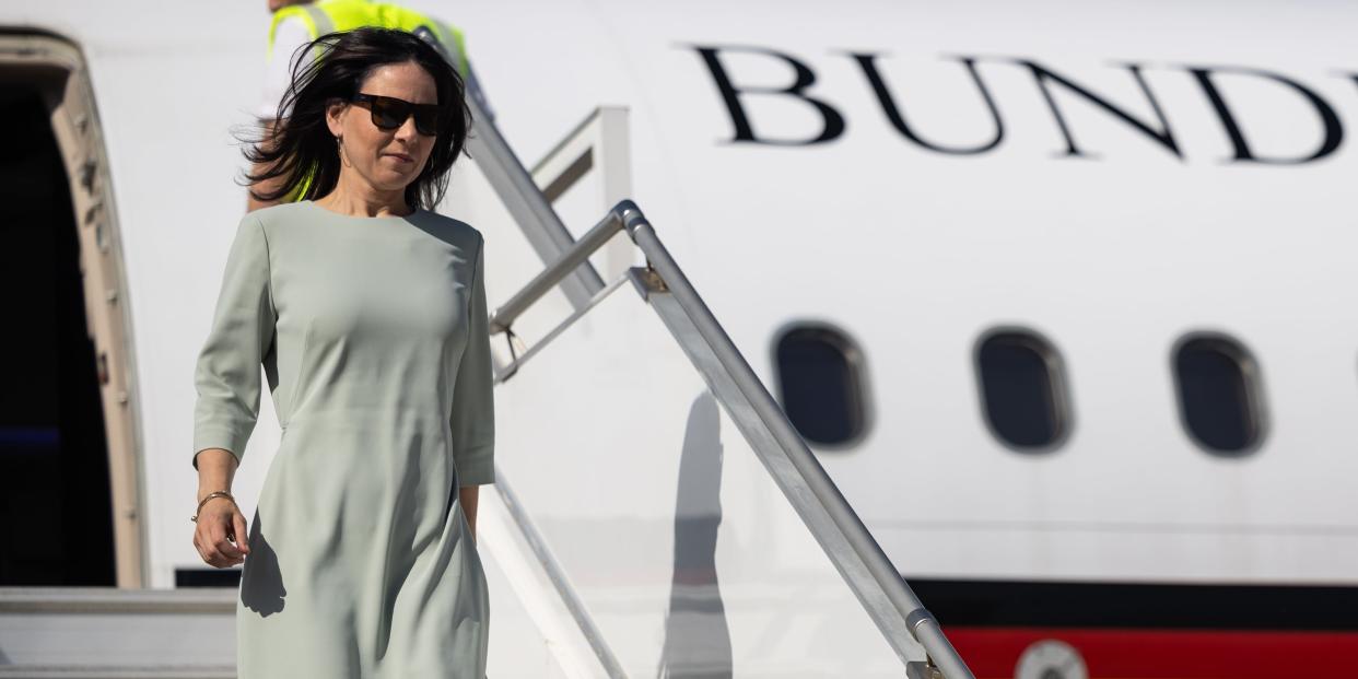 Annalena Baerbock (Bündnis 90/Die Grünen), Bundesaußenministerin, steigt aus einem Regierungsflugzeug.<span class="copyright">Hannes P. Albert/dpa</span>