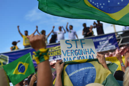 Brasileños participan en manifestación a favor del gobierno cerca de la playa de Copacabana en Río de Janeiro, Brasil, 26 de mayo de 2019. REUTERS/Lucas Landau