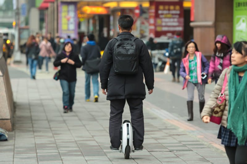 20170120-民眾騎乘電動單輪車於台北街頭穿梭。（顏麟宇攝）