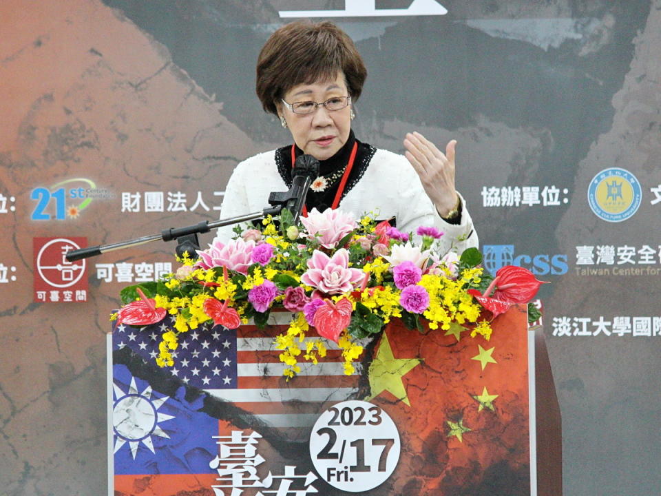 前副總統呂秀蓮17日出席21世紀基金會舉辦的論壇時表示，九二共識是歷史的一頁，「讓我們翻開九二吧」 (央廣記者王照坤 攝)