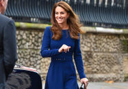 La famille royale est de sortie. Jeudi, Kate Middleton, le prince William, le prince Harry et Meghan Markle étaient tous en représentation officielle. En début de journée, Kate Middleton et le prince William étaient à Londres, à Trafalgar Square, pour le lancement du National Emergencies Trust, un service de secours indépendant. Une cause qui tient à cœur au prince William, qui a longtemps été pilote d’hélicoptère ambulancier, au Pays de Galles. Le duc et la duchesse de Cambridge sont apparus souriants pour rencontrer les différents acteurs de l’association.Au même moment, le prince Harry et Meghan Markle étaient à Windsor, au Broom Farm Community Center. Là-bas, ils ont rencontré des familles dont un membre est un soldat envoyé au front. Sur les images de cette rencontre, le couple joue avec les enfants des soldats, évoque la vie d’épouse ou de mari de soldat. Une question familière au prince Harry, qui a mené une carrière dans l’armée, et a été envoyé en Afghanistan. Aujourd’hui, il est très engagé pour les militaires blessés au combat et a lancé les Invictus Games, sorte de Jeux olympiques pour les soldats handicapés. Plus tard dans la journée, le duc et la duchesse de Sussex ont assisté à une cérémonie pour Remembrance Day, à l’abbaye de Westminster, à Londres.Découvrez les images de cette journée royale.