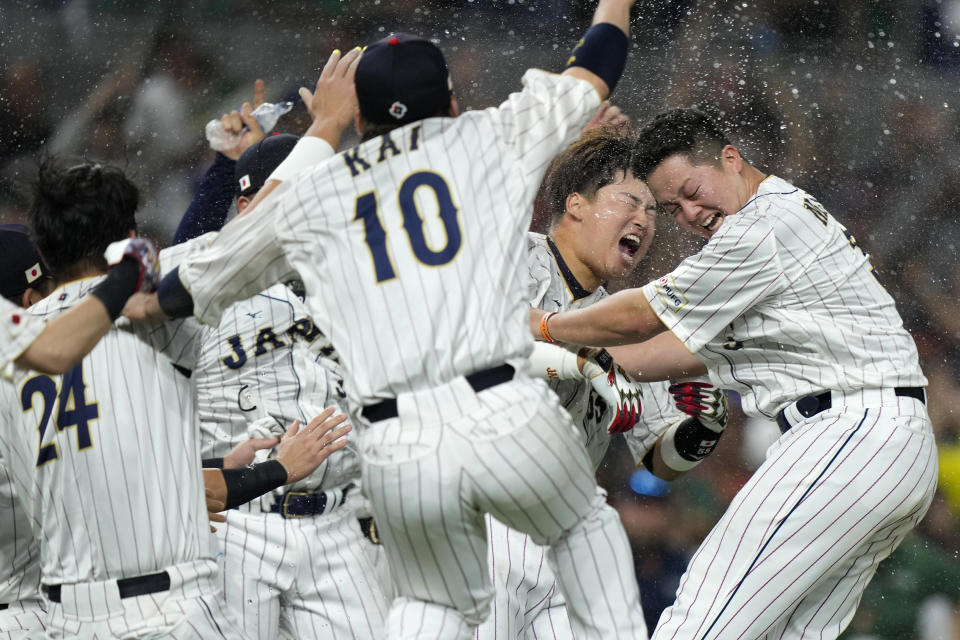 Los jugadores de Japón celebran tras la victoria 6-5 ante México en las semifinales del Clásico Mundial de béisbol, el lunes 20 de marzo de 2023, en Miami. (AP Foto/Wilfredo Lee)