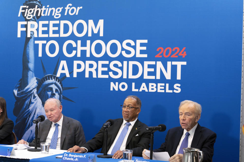 ARCHIVO - Miembros de la dirigencia de No Labels e invitados, de izquierda a derecha: Dan Webb, el copresidente nacional Dr. Benjamin F. Chavis, y el presidente fundador y exsenador Joe Lieberman, hablan sobre las elecciones de 2024 en el National Press Club, en Washington, el 18 de enero de 2024.(AP Foto/Jose Luis Magana, Archivo)