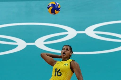 La jugadora brasileña Fernanda Rodrigues sirve durante la final contra Estados Unidos, este sábado en Londres. Objeto de unas dudas que iban y venían con su desempeño en Londres-2012, las meninas de la selección brasileña de voleibol ratificaron el sábado su oro olímpico tras vencer a Estados Unidos, en un partido épico que fue como toda su participación: de menos a más. (AFP | francisco leong)