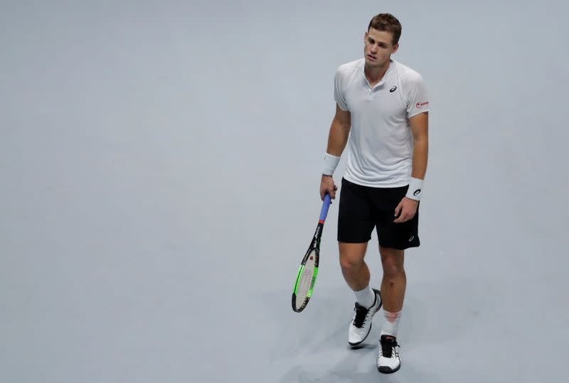 FOTO DE ARCHIVO: El canadiense Vasek Pospisil reacciona después de perder su partido contra el ruso Andrey Rublev en Madrid, España, el 23 de noviembre de 2019