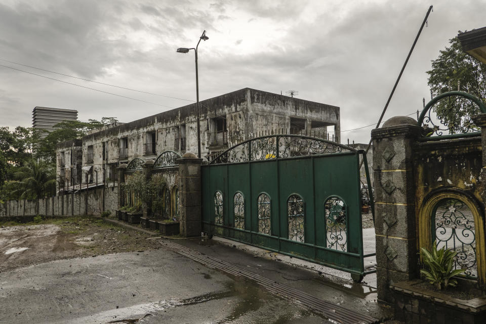 Parte de la propiedad del exregente de Langkat, Terbit Rencana Perangin-angin, vista desde la jaula en que se encontraba cautivo un grupo de drogadictos en la población de Raja Tengah, Sumatra Septentrional, Indonesia, el 17 de noviembre de 2022. (Ulet Ifansasti/The New York Times). 