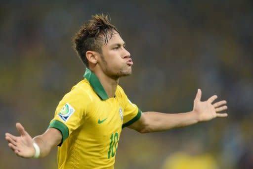 El delantero brasileño Neymar festeja su gol tras derrotar a España por 3 a 0 en la final de la Copa FIFA Confederaciones 2013 el 30 de junio en el estadio Maracaná Rio de janeiro (AFP | vanderlei almeida)