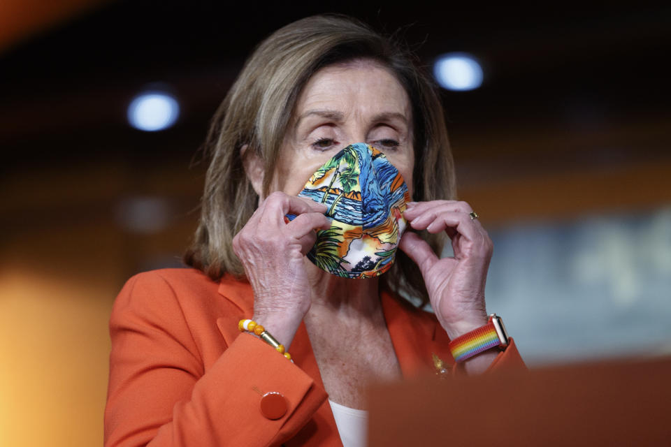 美國眾議院議長裴洛西（Nancy Pelosi）的口罩樣式相當多變。（圖片來源：AP Photo/Carolyn Kaster)