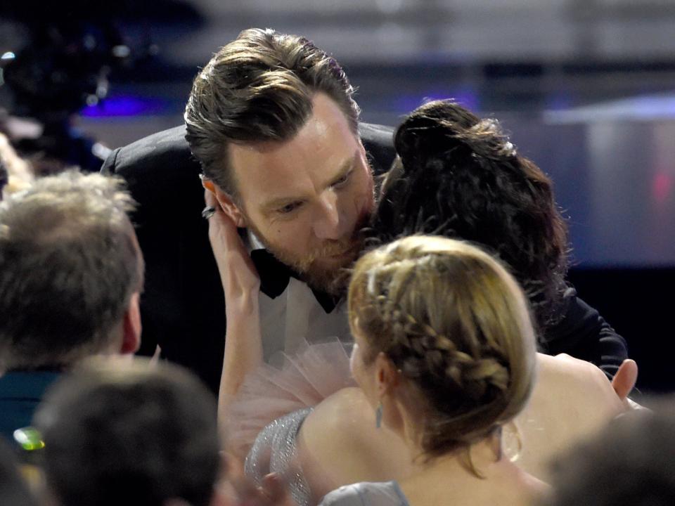 Ewan McGregor and Mary Elizabeth Winstead embracing while at the 2018 Critics Choice Awards.