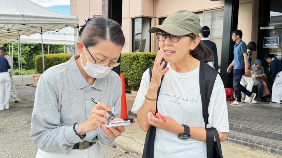 中村女士(右)代婆婆美智子來領見舞金