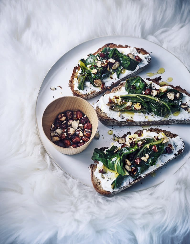 Tartines de pain paysan à la ricotta, aux blettes et aux noisettes grillées