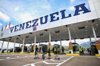 Venezuela and Colombia reopen completely the border at the Coronel Atanasio Girardot binational bridge in Urena