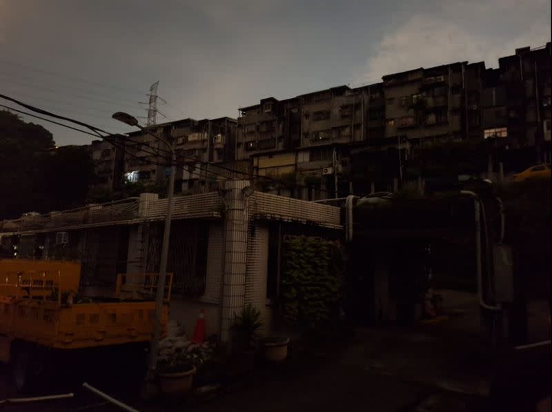 原po透露，台北市信義區停電，只好跑到街上吹風。（圖／翻攝自臉書社團「信義區三兩事」）