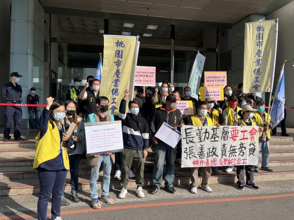 因沒有管道可加入長榮航勤工會，長榮航勤員工13日到桃園市政府門口陳情。   圖:翻攝自長榮航空企業工會臉書