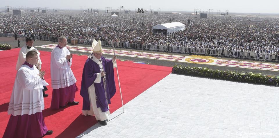 <p>En su gira Francisco se mostró compasivo, pero duro y firme en sus mensajes, y por supuesto que su elección de Ecatepec para llevar a cabo una misa multitudinaria no fue al azar, Jorge Mario Bergoglio quería encontrarse de frente al Estado con los peores números en feminicidio, en homicidios y en violencia. Y dijo claro "corrupción también es tener el pan a base del sudor de otro o hasta su propia vida, esa riqueza es el pan con sabor a dolor, a amargura, a sufrimiento", eso no era dirigido a las autoridades, sino también a la población. </p>