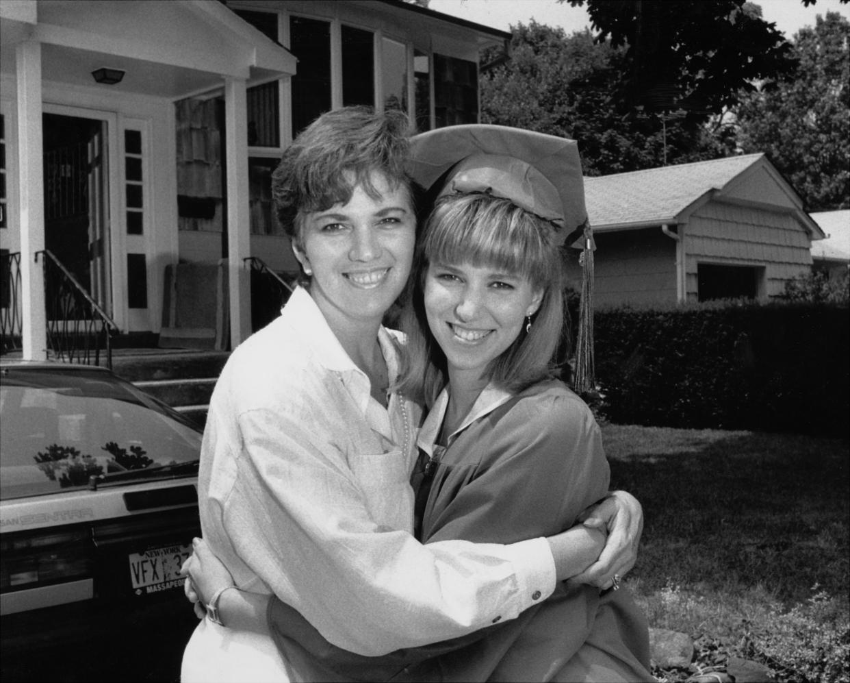  Debbie Gibson hugs her mom before her graduation from Sanford Calhoun High School in Merrick, Long Island.  (Photo: Paul DeMaria/NY Daily News Archive via Getty Images)