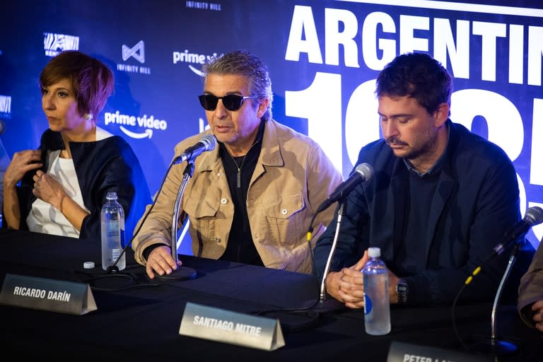 Alejandra Flechner, Ricardo Darín y Santiago Mitre presentando Argentina, 1985 en Buenos Aires el último jueves