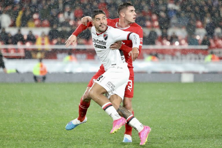 Escena del partido que disputan Independiente y Newell's Old Boys