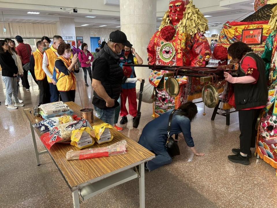 基隆媽近千餘信眾，九日到大甲鎮瀾宮謁祖，首在區公所駐駕，受到地方熱烈歡迎，信徒鑽轎底踴躍，場面十分熱鬧。（記者陳榮昌攝）