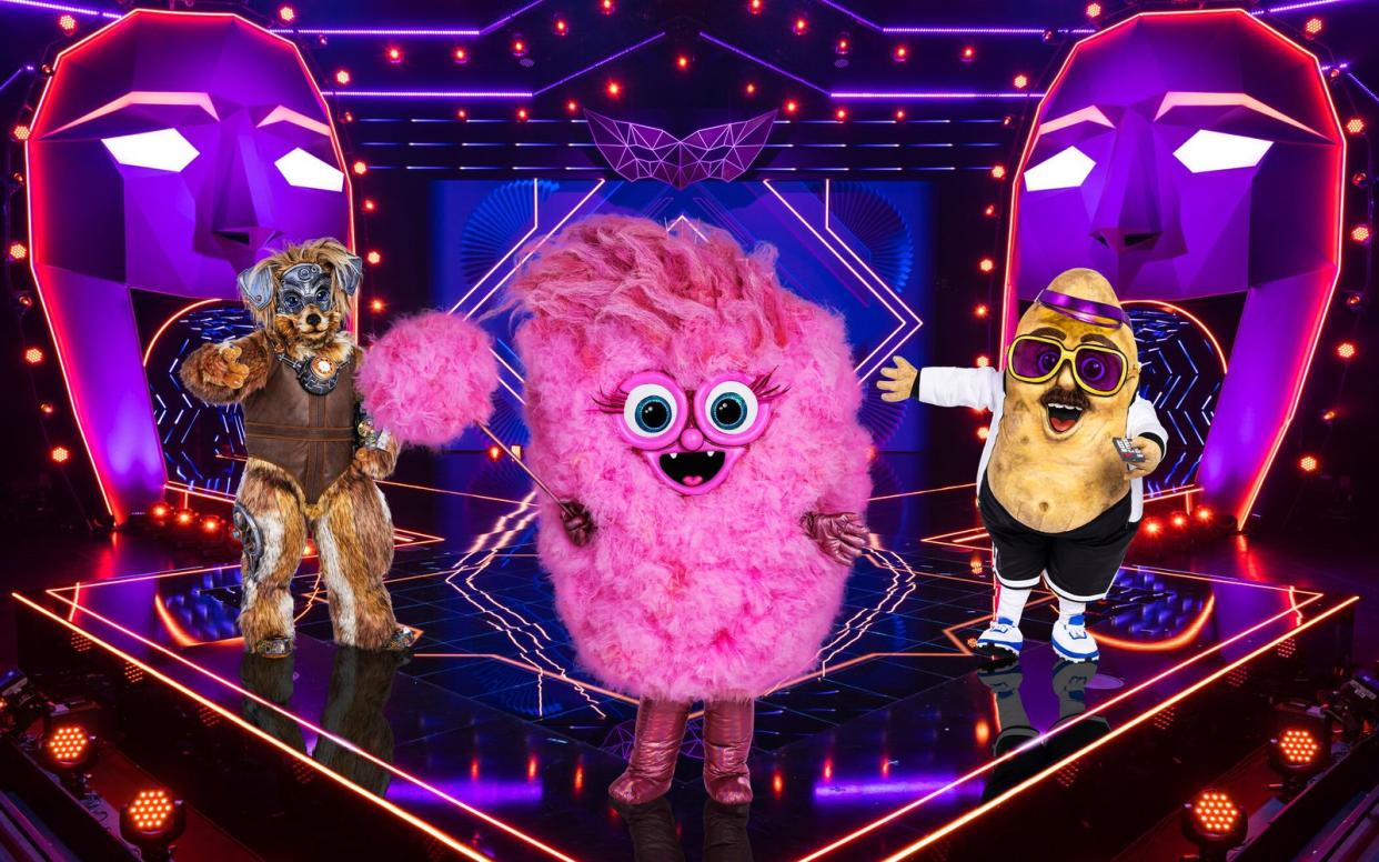 Der Robodog, die Zuckerwatte und die Couchpotato sind die ersten drei von insgesamt zehn Masken, die bei "The Masked Singer" auf der Bühne stehen. (Bild: Seven.One/Nadine Rupp/Willi Weber)