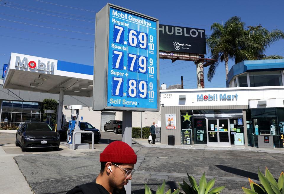 Charles Khalil es dueño de esta estación en Santa Monica Boulevard.