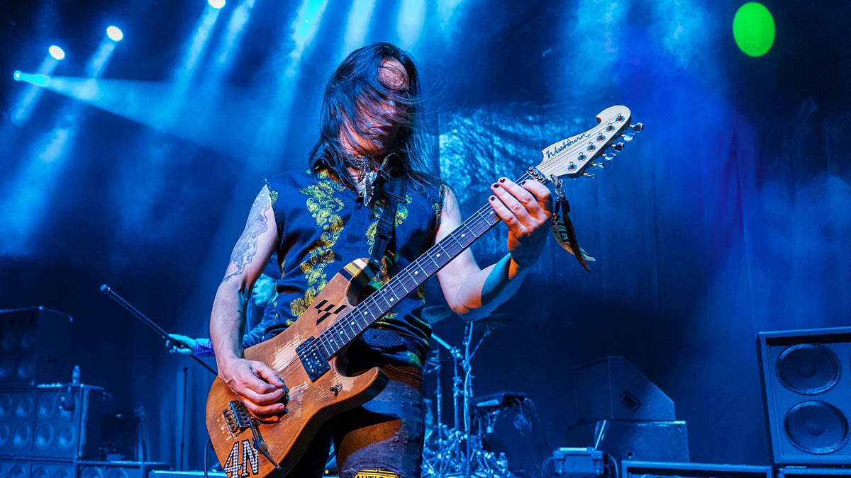  Nuno Bettencourt live onstage at the Fillmore, Detroit. 