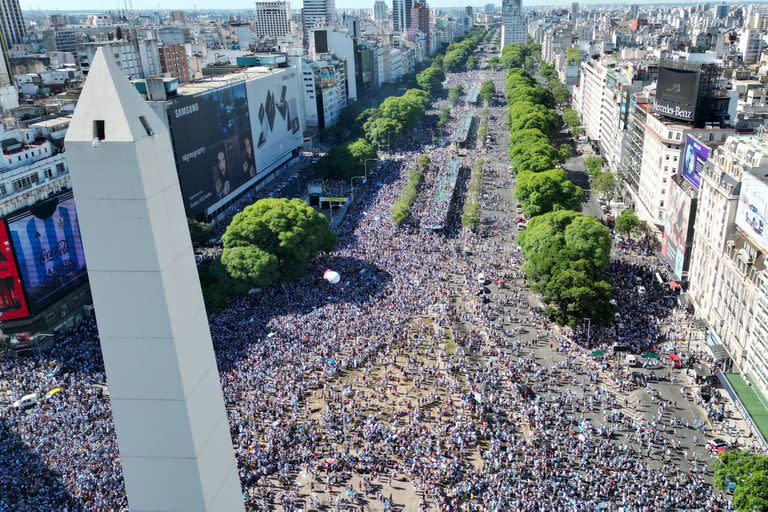 Miles de personas esperan en el Obelisco a la selección campeona del mundo