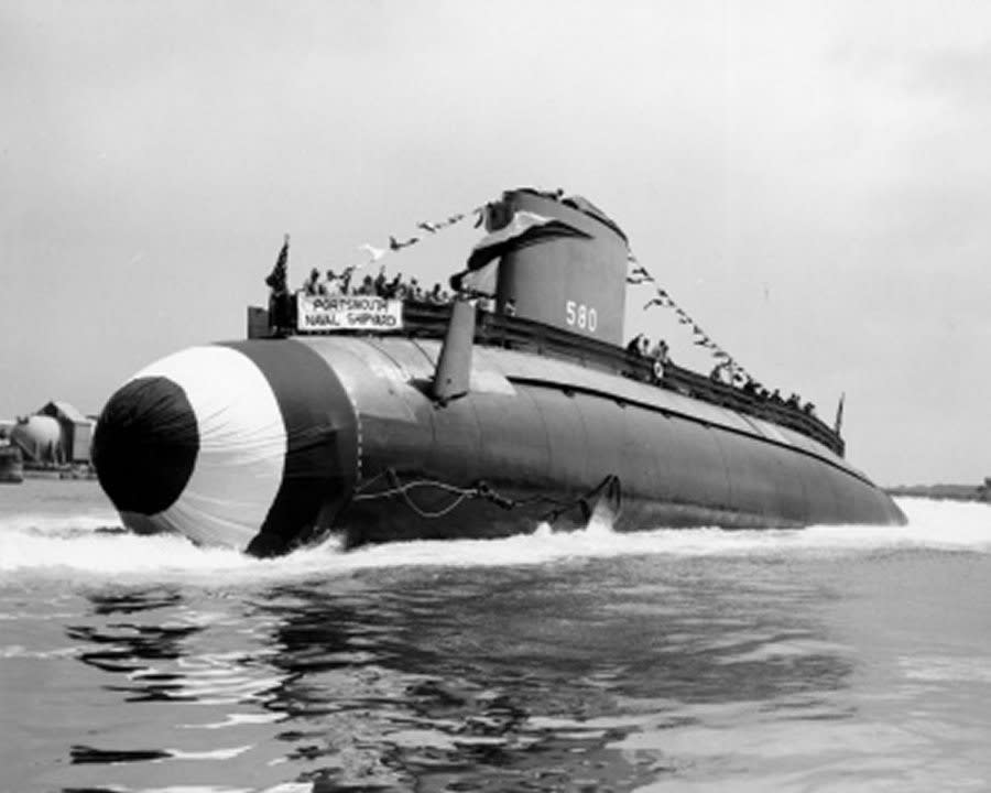 美國海軍最後一型柴電潛艦白魚級（Barbel-class）首艘艦白魚號（USS Barbel, SS-580於1958年7月19日在美國朴茨茅斯海軍造船廠（Portsmouth Naval Shipyard）下水。USN photo