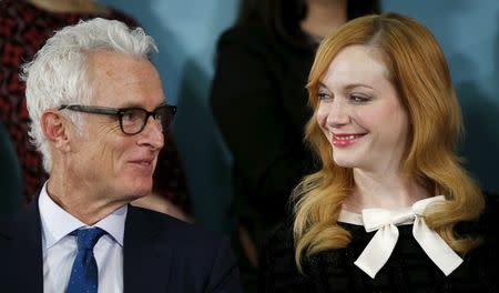 "Mad Men" actors John Slattery (L) and Christina Hendricks exchange a glance as they take part in a donation ceremony at the Smithsonian National Museum of American History in Washington March 27, 2015. REUTERS/Kevin Lamarque