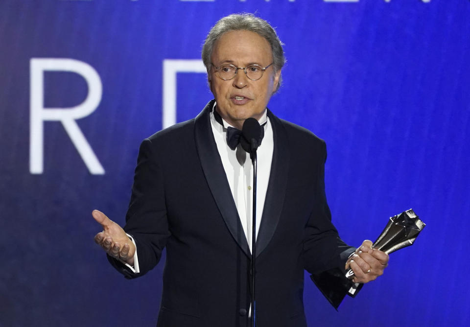 ARCHIVO - Billy Crystal recibe el premio a la trayectoria en la 27ª entrega anual de los Critics Choice Awards el 13 de marzo de 2022 en el Fairmont Century Plaza Hotel de Los Ángeles. (Foto AP/Chris Pizzello, archivo)