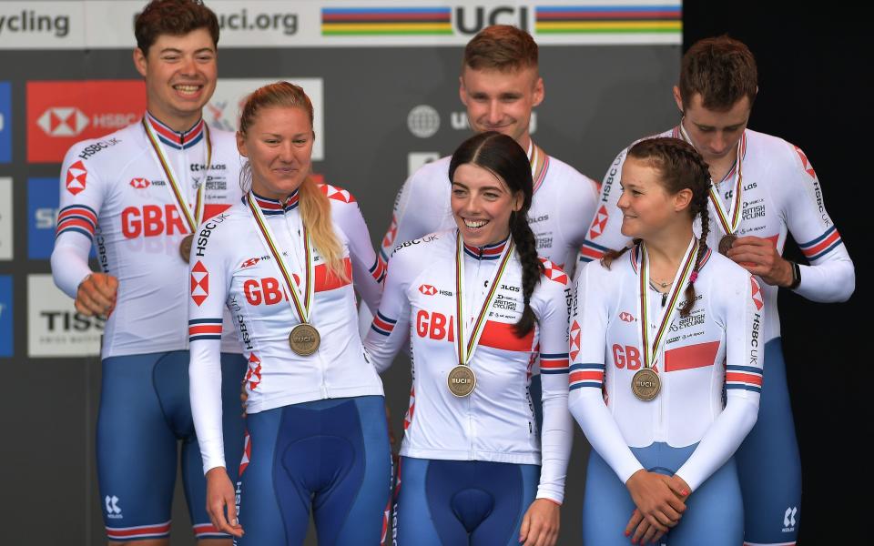 Harry Tanfield (left to right, clockwise), Dan Bigham, John Archibald, Lauren Dolan, Anna Henderson and Joss Lowden celebrate taking the bronze medal in the mixed team time trial relay - 2019 Getty Images
