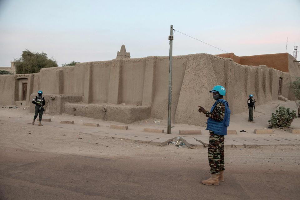 Des policiers de la Mission des Nations Unies pour la stabilisation au Mali (MINUSMA) sécurisent l'accès à la Grande Mosquée de Tombouctou, le 9 décembre 2021. Photo : ANNIE RISEMBERG/AFP via Getty Images