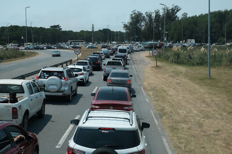 Cambio de quincena en Pinamar entregó una imagen habitual en esta época, con largas filas de autos en los ingresos y egresos a la ciudad