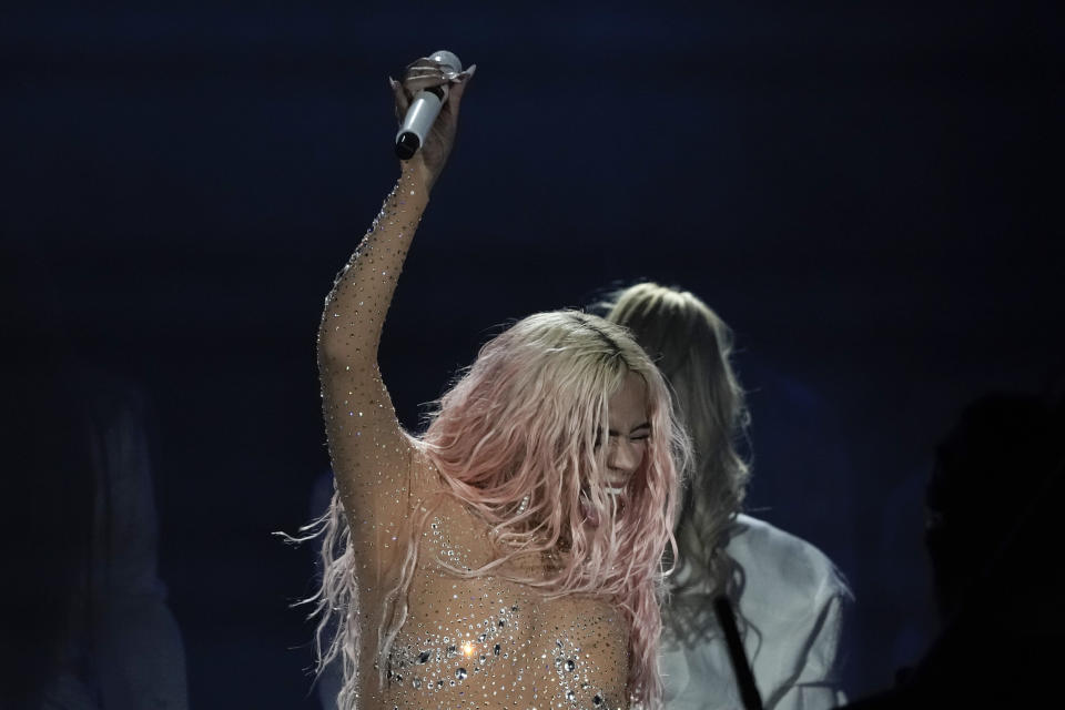 Karol G durante un concierto de su gira "Mañana será bonito" en el Estadio Azteca de la Ciudad de México el jueves 8 de febrero de 2024. (Foto AP/Eduardo Verdugo)