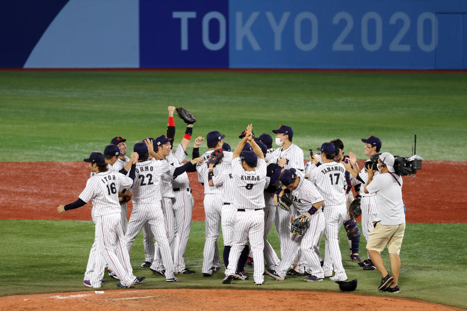 YOKOHAMA, JAPAN - AUGUST 07: Players of Team Japan celebrate winning the gold after their 2-0 victory over Team United States in the gold medal game between Team United States and Team Japan on day fifteen of the Tokyo 2020 Olympic Games at Yokohama Baseball Stadium on August 07, 2021 in Yokohama, Kanagawa, Japan. (Photo by Koji Watanabe/Getty Images)