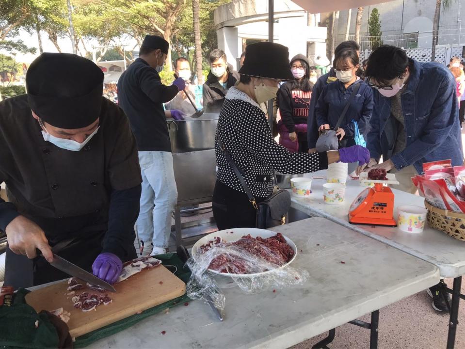 台南阿裕牛肉湯業者看在市長黃偉哲面子，出席發送100碗牛肉湯。資料照片