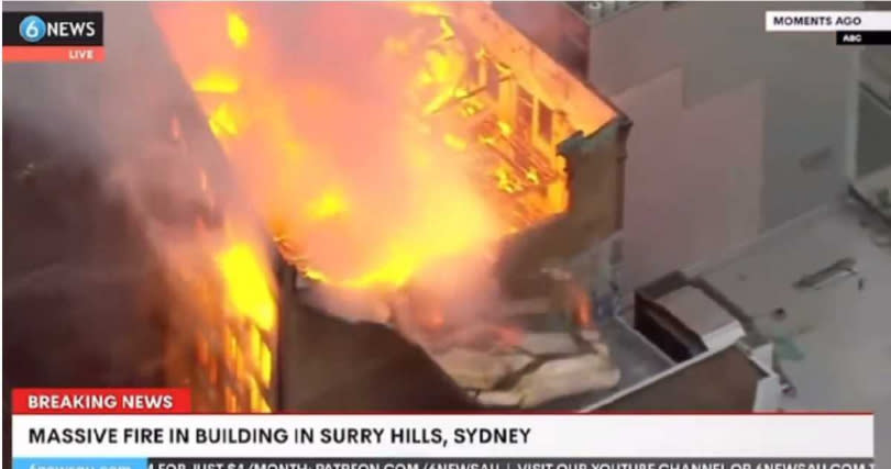澳洲大城雪梨市中心靠近中央車站一棟老建物25日發生大火，樓頂外牆崩塌。（圖／翻攝自推特）